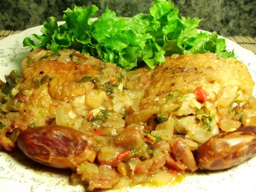 Финики придают курице чуть сладкий вкус, лимонный сок легкую кислинку, а прянные специи пикантную н...