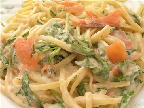 Лапша с копченым лососем в лаймовом соусе