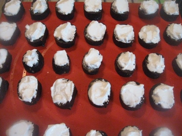 Сверху, при помощи лопатки от «кулинарной парочки» (или просто ложечкой), выкладываем взбитый с сах... - 2