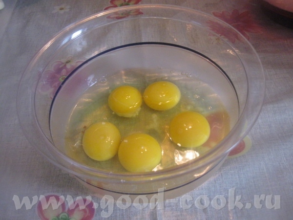 Пока опара подходит, к 5 яйцам добавляем 1 ст