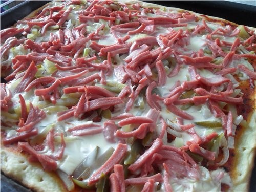 А также Пицца с сосисками, солеными огурчиками - 2