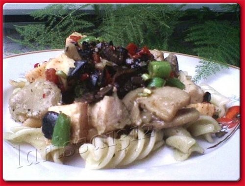 ТЁПЛЫЙ САЛАТ С МАКАРОНАМИ, КУРИЦЕЙ И ГРИБАМИ ПОД ОВОЩНЫМ СОУСОМ-ЗАПРАВКОЙ