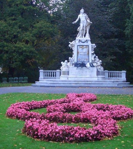 Памятник Моцарту в саду рядом с Венской оперой