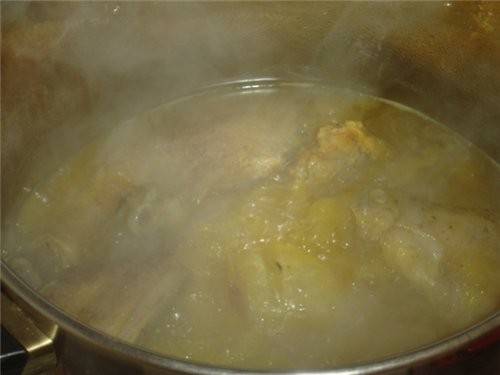Продолжаем обжаривать курицу с луком иногда помешивая минут 5-7