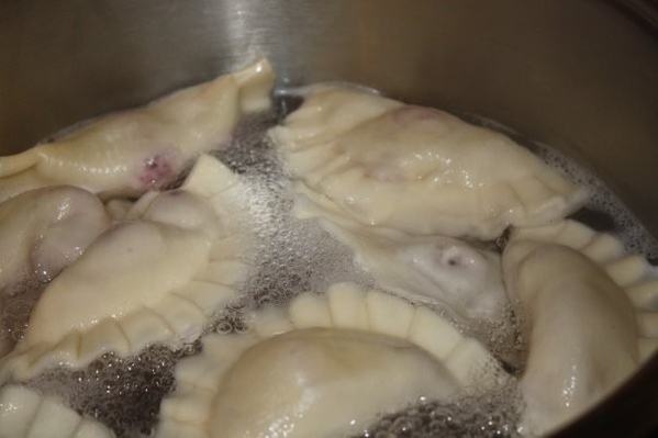 Вот и у меня вареники вишнями варятся