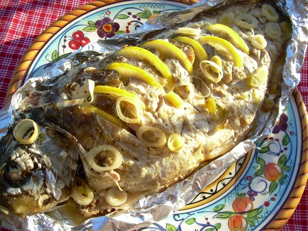 КАРП ЛИМОННЫЙ В СМЕТАНЕ C ЛУКОМ ПОРЕЙ