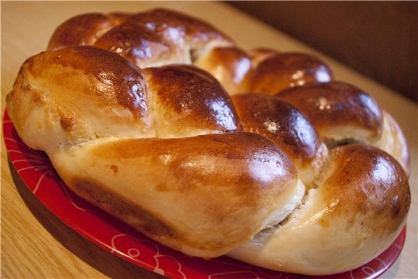 Не самое презентабельное фото, но тем не менее вкусный Венок с начинкой из кураги и фундука