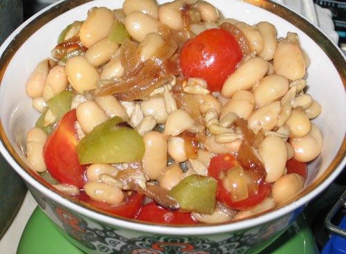 Салат с фасолью и орешками
