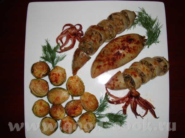 Девочки, принесла вам свой вчерашний ужин: фаршированные кальмары с запеченной брюссельской капусто...