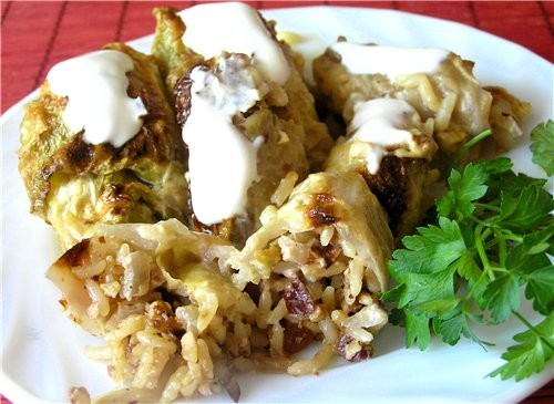Эти голубцы с необычной начинкой, рис получается с ореховым вкусом, а изюм и кориандр придают ему о...