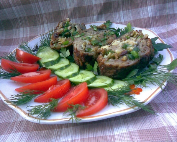 МЯСНОЙ РУЛЕТ С ЗЕЛЕНЬЮ И КОРНИШОНАМИ