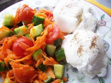 просто яйца-пашот и салатик (морковка, огурец, помидорки, винный уксус, ОМ, соль)