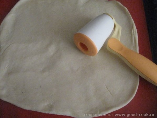 По истечении времени, вынимаем тесто, разделяем его на 2 части и сначала руками распластываем на силиконовом коврике - 3