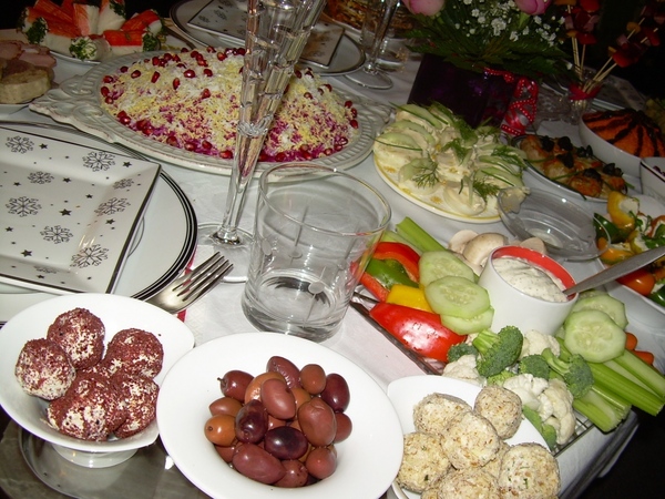 Девочки еще будет очень вкусная горячая закуска из грибов с улитками и закусочные шарики в орехах и... - 2