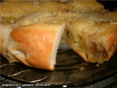 Шарлотка с целыми яблоками