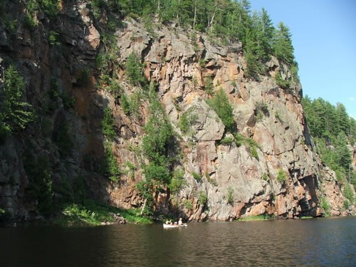 величину его видно если сравнить с лодкой, вон там на воде