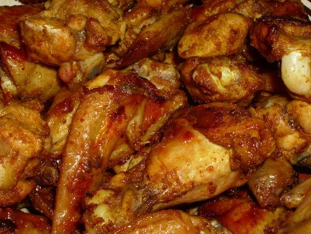 Острые куриные крылышки 12 куриных крылышек 180 мл растительного масла 2 раздавленных зубчика чесно...