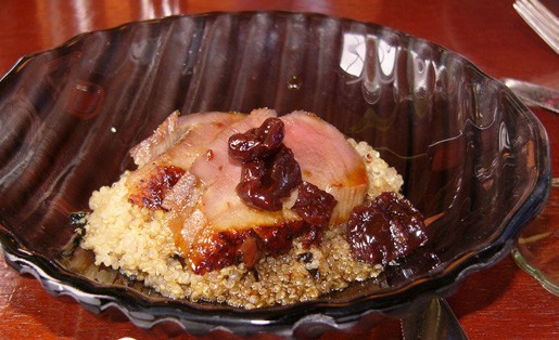 После супчика я взяла себе утиную грудку в клюквенном соусе с quinoa