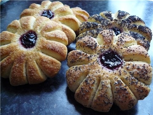 Давно я вас ничем вкусным не угощала, стало мне очень стыдно и результат - вкусные плюшки - 2