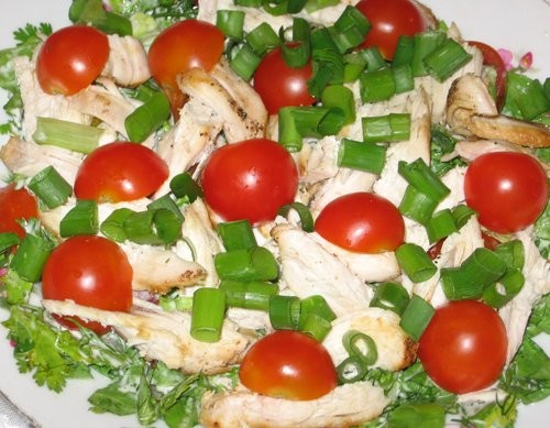 Салат "Аморе" половина куриной грудинки хаса (листья зеленого салата) петрушка, укроп, кинза помидо... - 2