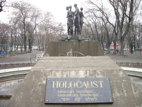 Это в районе Молдаванка в небольшом сквере стои памятник жертвам еврейских репрессий во время войны