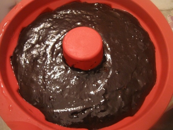 Сверху осторожно выкладываем шоколадное (с какао) тесто