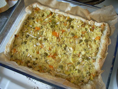 Пирог из слоёного теста с тофу и овощами