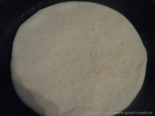 Переворачиваем колобок швов вниз и аккуратно руками немного распластываем на столе - 3