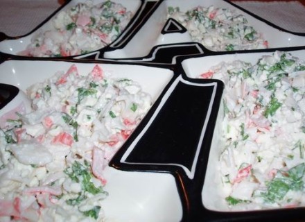 Салат из брынзы и крабовых палочек