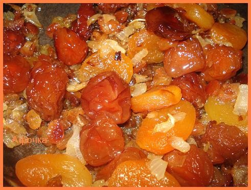 Дошеме плов и туршу ( сущеную сливу , курагу , изюм прожарила вместе с лучком на масле) под плов пр... - 2