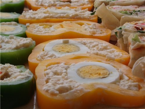 Кошачий Глаз , ни что иное как перцы фаршированные смесью сыр+ченсок+майонез, просто в серединку кл...