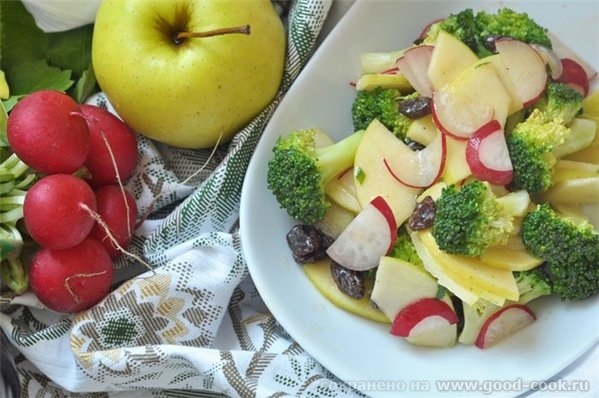 Салат из брокколи с редисом, яблоком и изюмом Брокколи разобрать на соцветия и отварить на пару