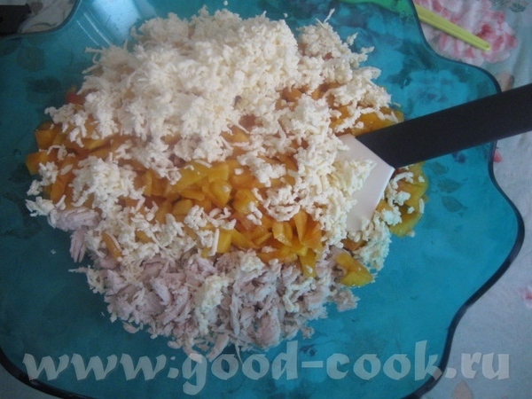 Добавляем брынзу к мясу с персиками и перемешиваем