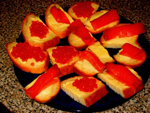 Рыба в томате с белым вином помидорки с сыром и чесночком и бутербродики с икрой и форелью - 3