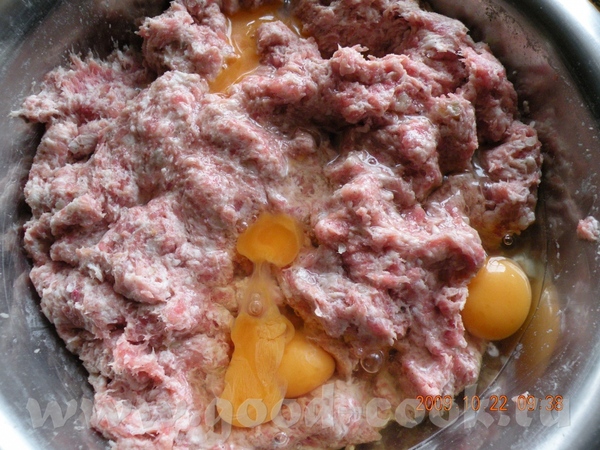 ТЕФТЕЛЬКИ-ПУЛЬПЕТИКИ Берем кусочек свиной лопатки, салцо,лук, чеснок - 2