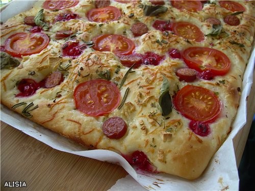 ФОКАЧЧА С КОПЧЕНОЙ ИНДЮШИНОЙ КОЛБАСКОЙ И КРАСНОЙ СМОРОДИНОЙ