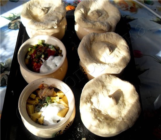 Жаркое в горшочках Мясо (свинина) картофель лук репка лук зеленый зеленый горошек (консервированный...