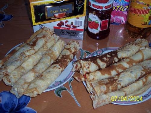 вот наш скромный ужин, блинчики со свежей клубничкой и с бананами и просто блинчики, угощайтесь