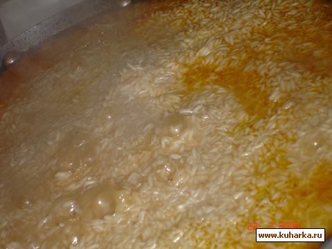 Затем выложить готовый рис ровным слоем, при этом стараясь не нарушить слой морковь с рисом