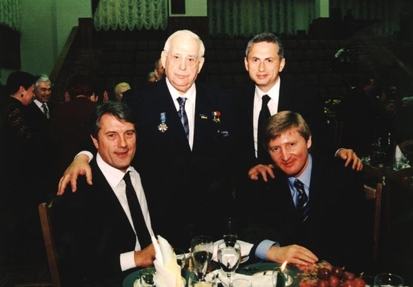 Слева на право: Ющенко, Звягильский, Колесников, Ахметов Фотография сделана на дне рождении Звягтль...