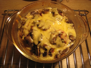 Слоёное мясо Нам потребуется филе курицы, говядина, сыр, помидоры, яйцо, лук и горчица Форму чуть с... - 8