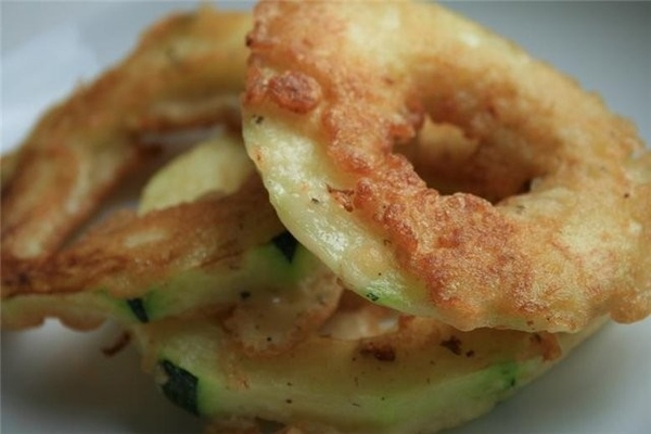 Кабачки в кляре под чесночным соусом
