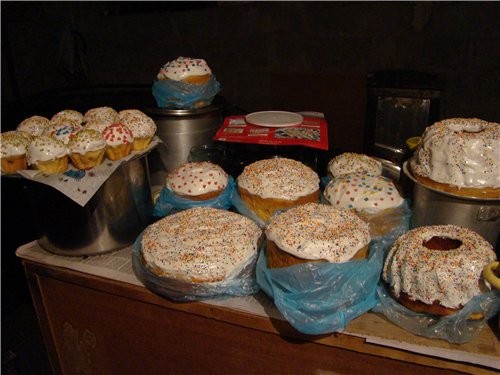 С праздником вас девочки