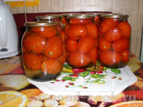Девочки я вам чуток солений принесла