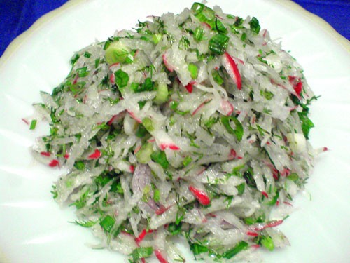 Салат из крупной красной редиски