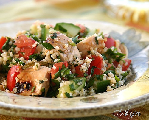 Мне нравится подавать салат "Tabbouleh" (табУля) в "кармашке" хлеба-питы или заворачивать в лаваш