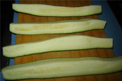 Для начала нужно убрать кость из куриного окорочка (кожицy надо оставить) и обжарить слегка лук, по... - 6