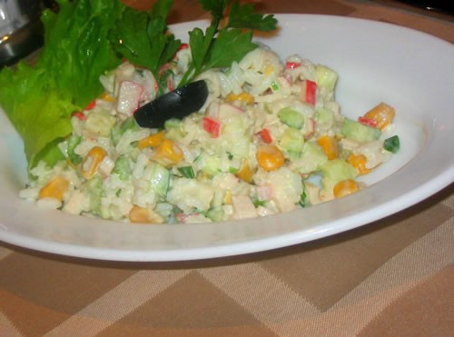 Салат "Камчатка" Рис отварной, кукуруза, свежий огурец, крабовые палочки, соль, зелень, майонез