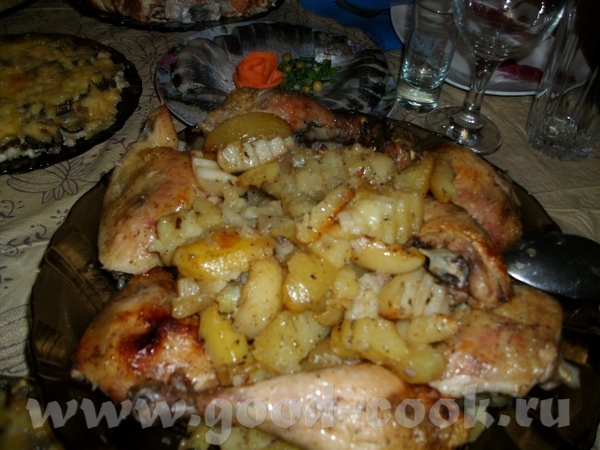 скромный ужин с гостями картофель с окорочками,запеченные в духовке а вот и общий стол по центру сн...