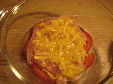 Слоёное мясо Нам потребуется филе курицы, говядина, сыр, помидоры, яйцо, лук и горчица Форму чуть с... - 4